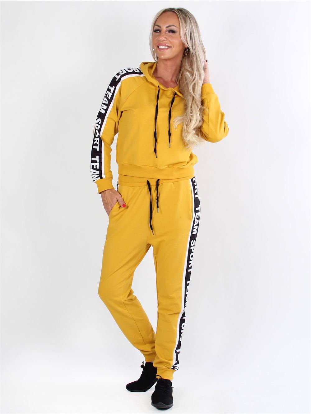 Santina - Sort joggingsæt med tekst langs siderne